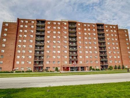 Lakeview Towers | 101 Robson Rd, Leamington