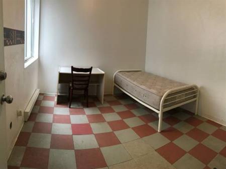 A very small studio near Metro stations Sherbrooke/Mont-Royal