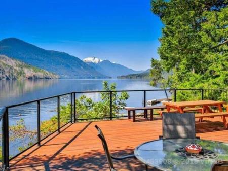 Gorgeous Sproat Lake Waterfront Home