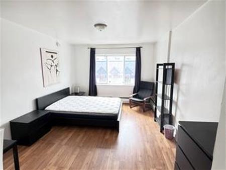 STUDIO AT THE FRONT OF LAURIER SUBWAY STATION ,MONTHLY LEASE