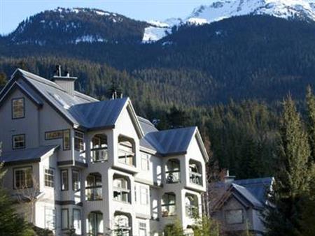 LARGE SKI IN / OUT TOWNHOME ON WHISTLER MOUNTAIN