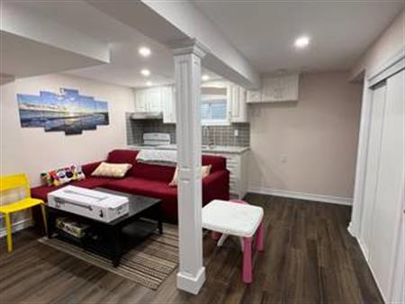 700 sq-ft 1-Bed, 1-Bath + Private Laundry/AC/Yard Access! (Hollyberry)