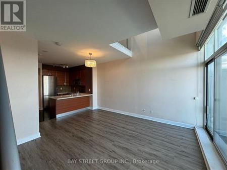 1 bedroom apartment of 893 sq. ft in Toronto