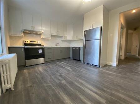 409 LANSDOWNE AVE., MAIN - UPDATED, 1BR/1BATH, PARKING, MINUTES TO TTC