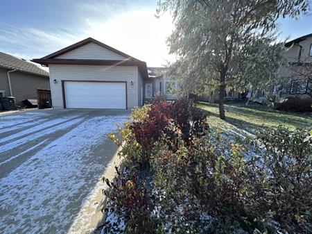 Stunning 5 bed 3 Bath Bungalow backing on Greenspace | 607 21 Avenue, Cold Lake