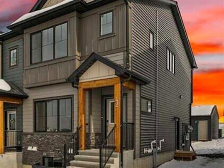 OPEN HOUSE Saturday 5/11 @ 12:30 Brand New Luxury Double Primary Suites Townhome | #1 - 42 Silverton Glen Gate SW, Calgary