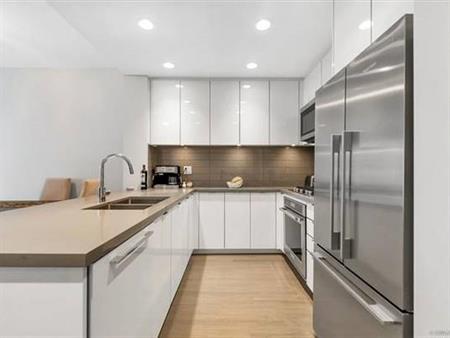 Bright and modern 2 bedroom in Lower Lonsdale
