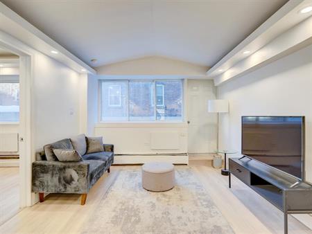 Sunny And Renovated 1 Bedroom Unit - Downtown Montreal - 5301-5317 Sherbrooke Street West, Montréal