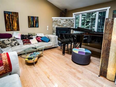 Cozy Central 4BR - Bright & Colourful, Fully Furnished, Hot Tub & AC,  Pets OK | Calgary