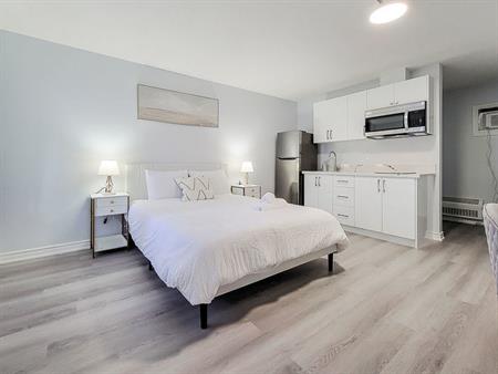 Gorgeous Bachelor Units! Available Now! | 8004 Lundy's Lane, Niagara Falls