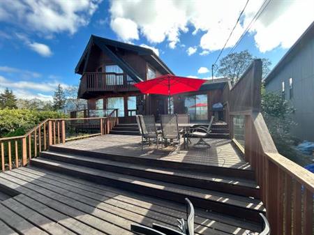 Waterfront house in North Saanich with additional accomodation