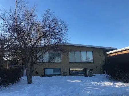 Huge 1150 sq ft 2br/1ba Suite in Glamorgan | C - 196 Gordon Drive Southwest, Calgary