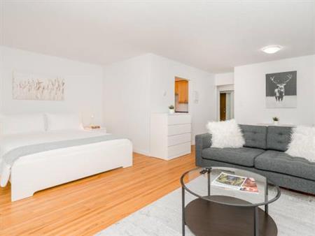 Kitsilano-Character - BIG BALCONY - Wood floors-DISHWASHER -BRIGHT -