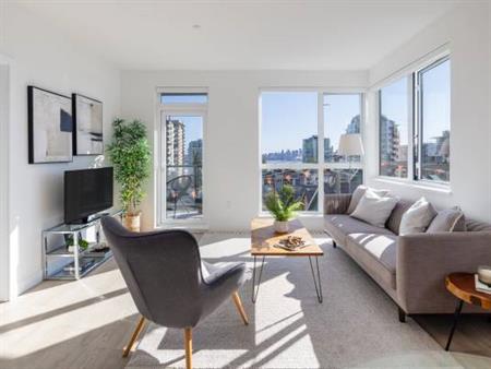 Penthouse One Bedroom Home In Lower Lonsdale