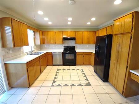 3br+den, 2ba, Spacious & Sunny Upstairs in Nice Neighborhood