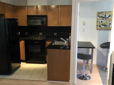 819 HAMILTON 1bed with Den