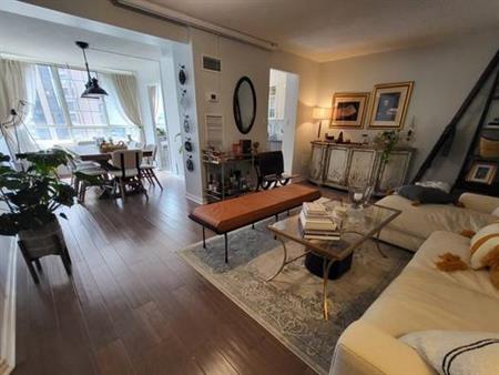 Spacious 852 sq-ft 1-Bed + Den on Bay St + Gas/Hydro/Water/AC Incl