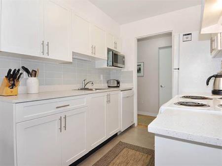 Spacious 2 bd/2bath in Kerrisdale for Oct 1