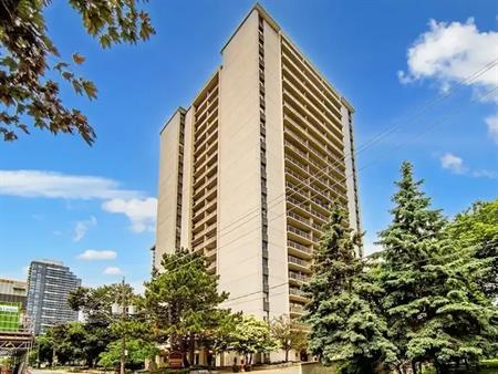 Upper Canada Court, West | 110 Erskine Avenue, Toronto