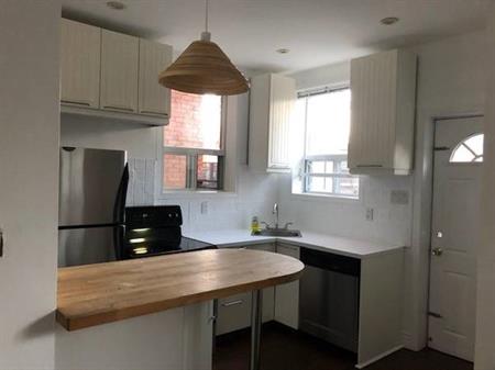 Bright 1 Bedroom Apt on Walmer Road in the Annex