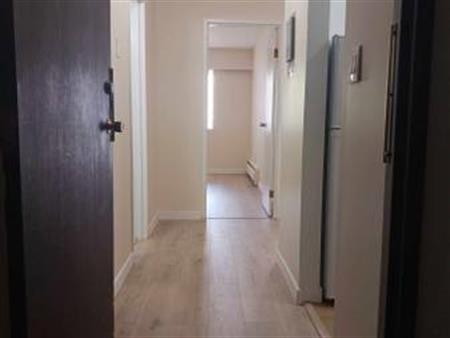3rd Floor Apt $100/month incentive & free parking for 1 year