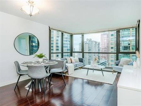 Downtown Coal Harbour 2 beds 2 baths + solarium Apartment