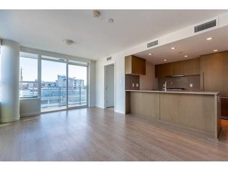 Centreview 2 bed 2 bath w A/C & Parking & Amenities - Avail Sep 1