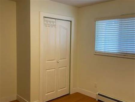 1 BEDROOM, 1BATH GROUND LEVEL BASEMENT SUITE(UTILITIES INCLUDED)