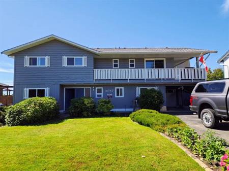 Bright House in Downtown Comox with a View