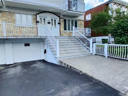 Saint Léonard- $2900/Mois-1 août- 8 1/2 bas 4plex-5 chambres-2 cuisines-2 salles de bains ,1salle d'eau, 1 espace garage,2 al