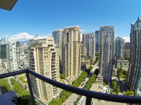 Panoramic Furnished 1BR+Den in Yaletown, Utilities Included!