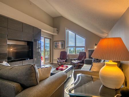 Turnkey Condo for Rent - 2 Bed+ Den / 2 Bath - Fully Furnished Penthouse w/ View | 205 3rd Avenue, Invermere
