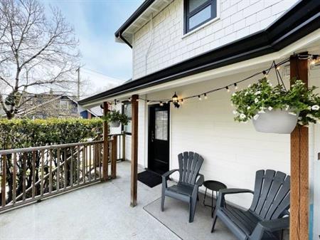 **BRIGHT** Corner 2nd Level Kitsilano 1 Bed, Furnished