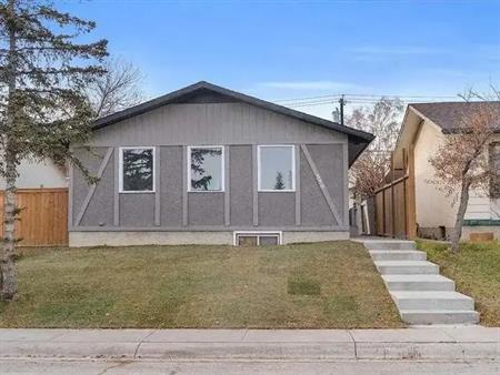 3 beds+1.5 bath,Large Heated Double Garage,Easy Commute to Downtown,ShoppingMall | 556 Penswood Road Southeast, Calgary