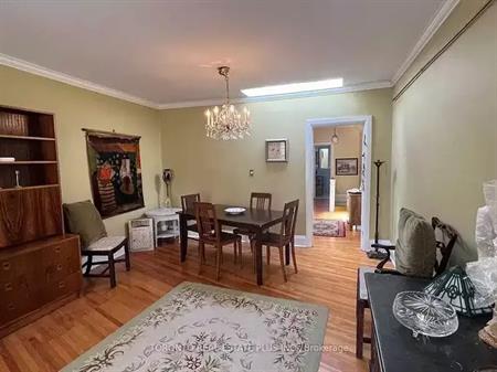 This large historic 1 Bedroom, 1 Bathroom Unit overlooks the vibrant streets of the Junction | 3068 Dundas Street West, Toron