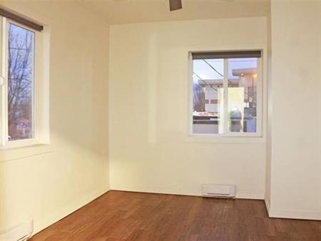 $900 - One room available in a 2-bedroom apartment for rent