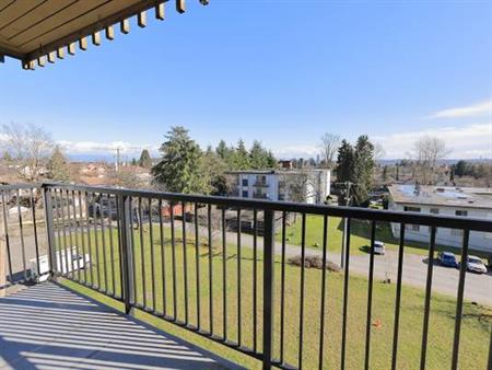 SPACIOUS & BRIGHT 2 Bedroom UPPER UNIT