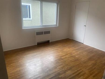 Pet friendly, large 1 bedroom suite near Highgate