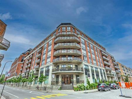 MAGNIFIQUE Condo 1300+ PC, balcon avec vues, 2 chambres, gym, garage, clim centrale, terrasse sur le toit!