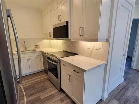 ON SUBWAY LINE 2 BEDS 1 BATH RENOVATED ENSUITE LAUNDRY