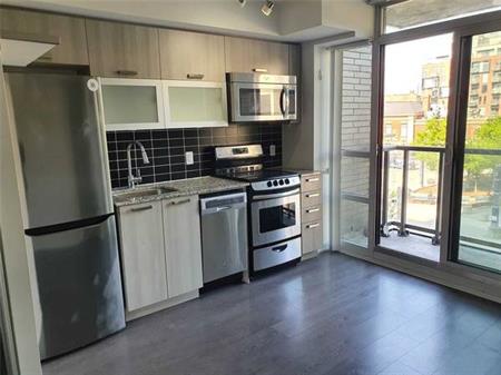 QUEEN WEST 1 BED PARKING INCLD CONDO