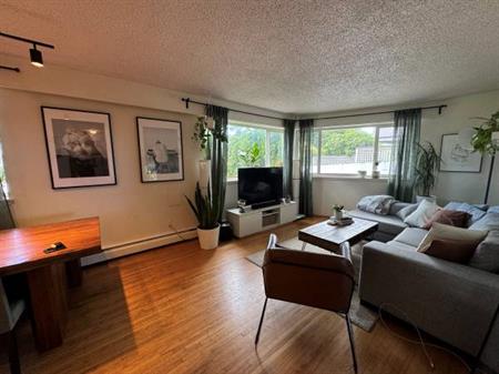 Kitsilano, 2 Bed,1 Bath, Garden Level, Hardwood Flrs