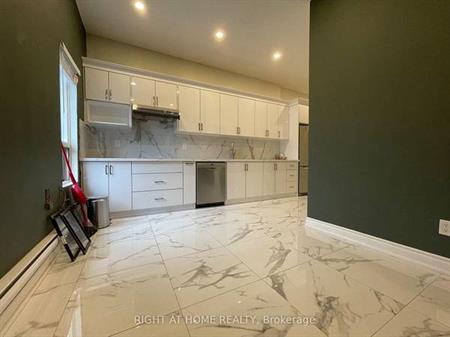 MUST SEE RENOVATED APARTMENT 2ND FLOOR 2 BEDS KENSIGHTON