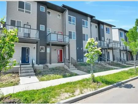 Daniels Way Townhomes | 704 Daniels Way SW, Edmonton