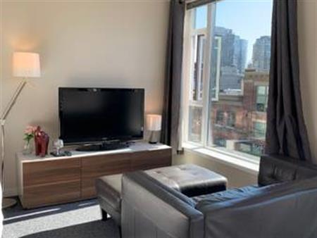 Yaletown Studio with Den in excellent location!