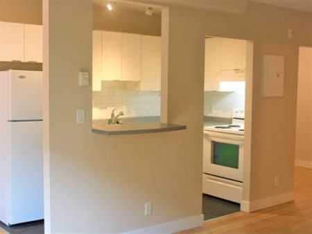 1 DEN 1 BATH STUDIO UNIT NEAR SUNSET BEACH ! (VANCOUVER)