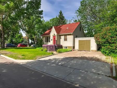 Entire 1400 S FT house in Parkallen, walking to U of A, LRT/Transit, PETS OK! | 7102 112 Street Northwest, Edmonton