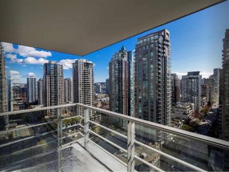 ** STUNNING 2BR+2BA+Den ** - Prestigious Dolce @ Symphony - Yaletown