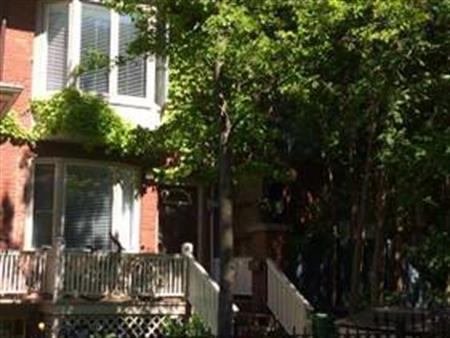 Charming One Bedroom Suite in Cabbagetown South