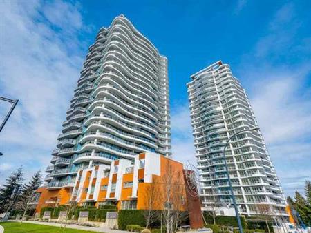 Surrey Central - 2 Bed 2 Bath - Walking distance to Skytrain